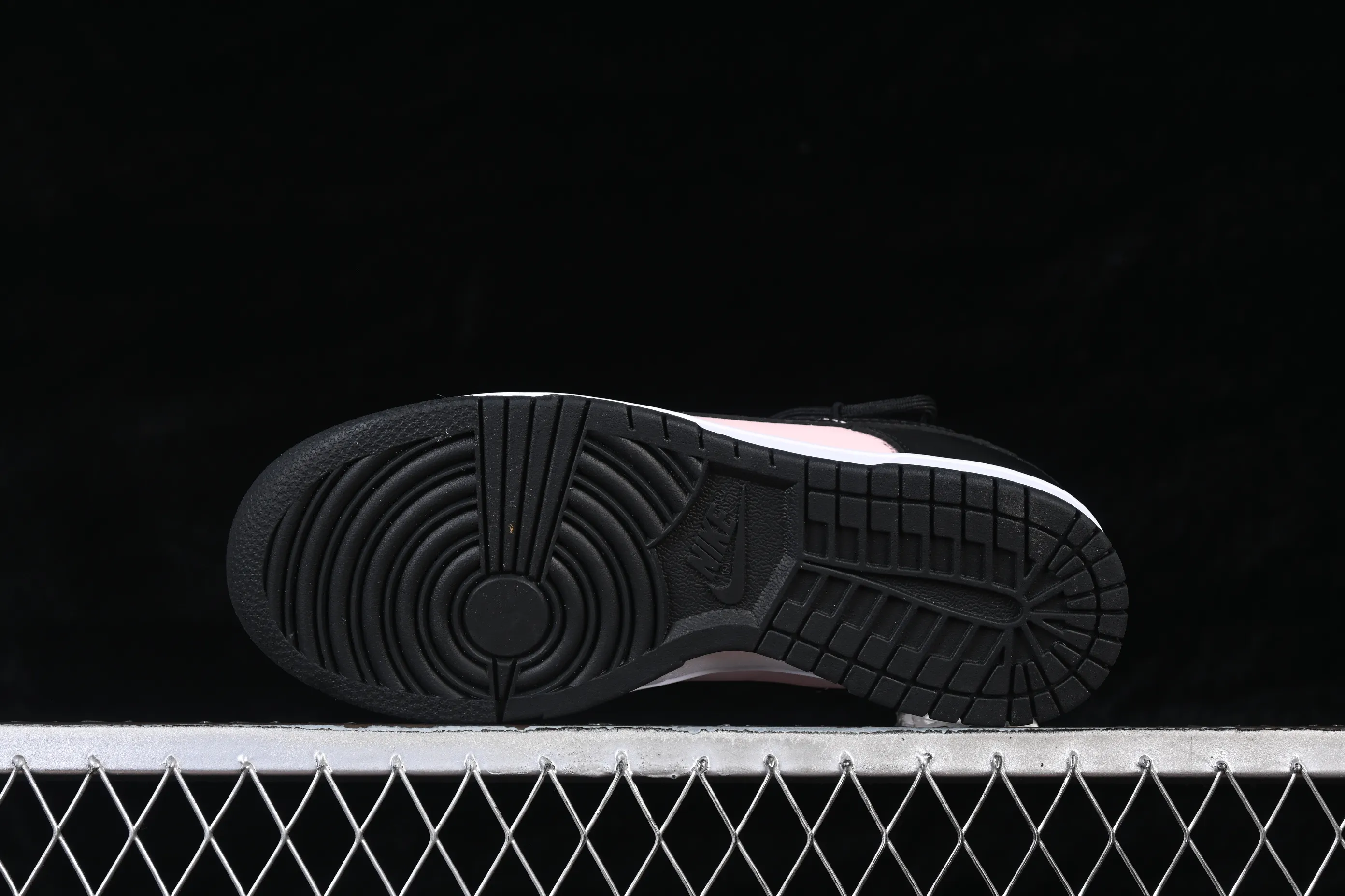 All Categories Nk SB Dunk Series Nk SB Dunk Low Low-top sneakers Nike SB Dunk Low Black Pink Straps Low-top casual sneakers CW1590-100